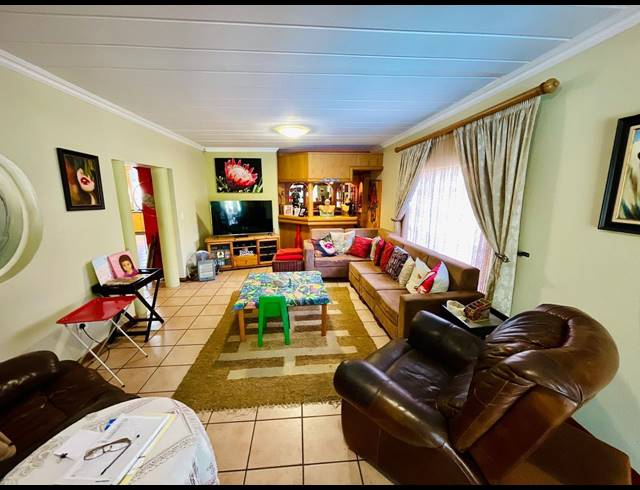 4 BEDROOM FREEHOLD SOLD IN MEYERSDAL